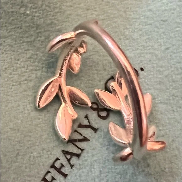 Tiffany & Co. Paloma Picasso®
Olive Leaf Bypass Ring Sterling Silver - Picture 3 of 8